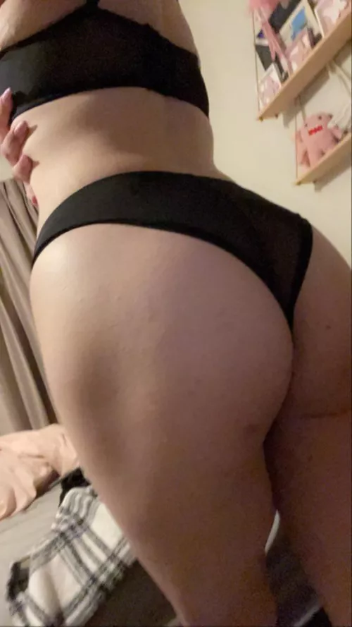 Big ol’ booty 🍑 by iamtarajayne