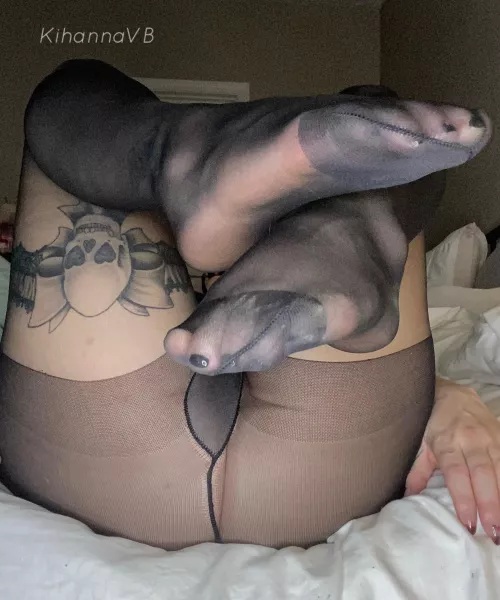 Black toes to match 🖤 by KihannaVB