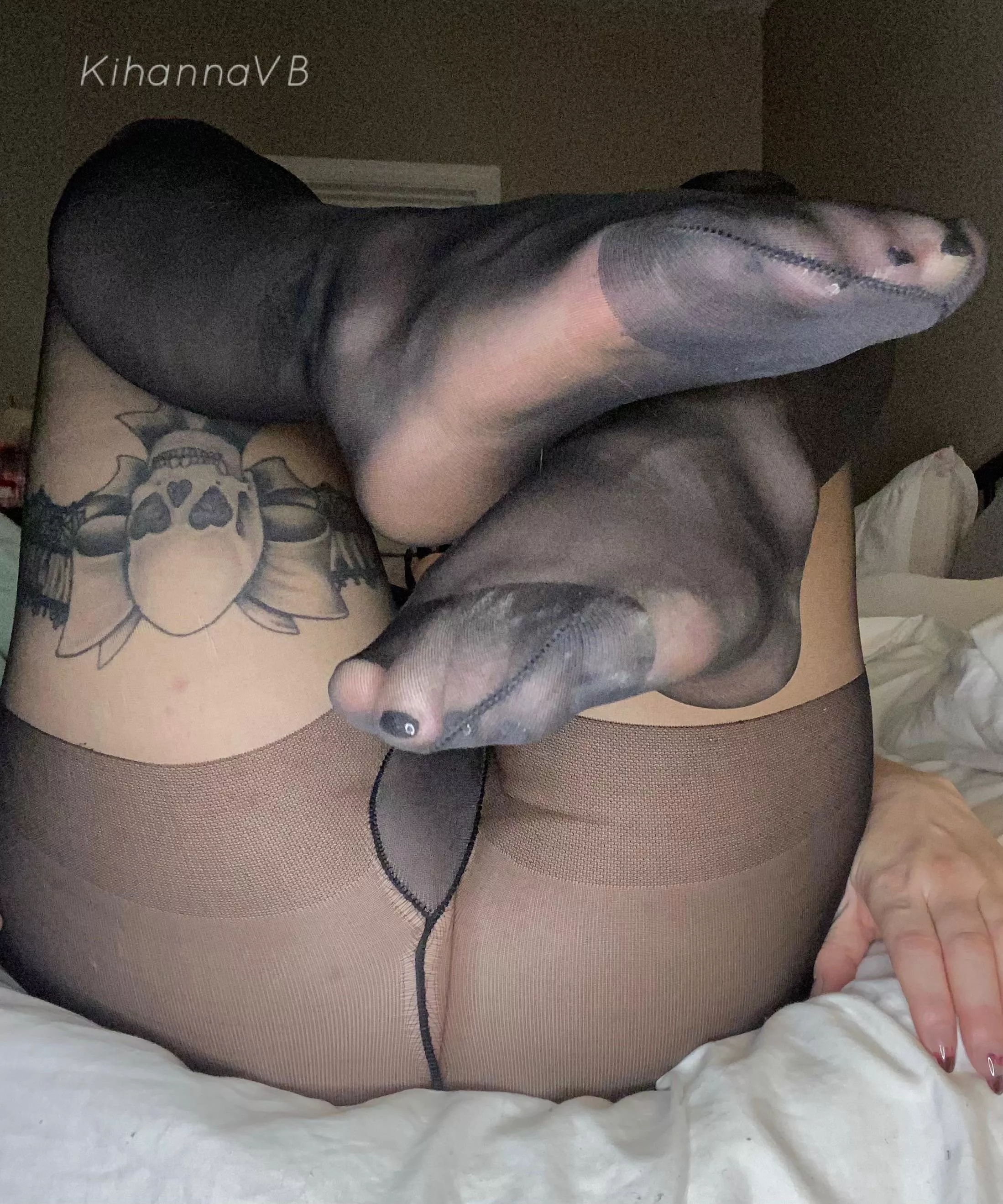 Black toes to match 🖤 posted by KihannaVB