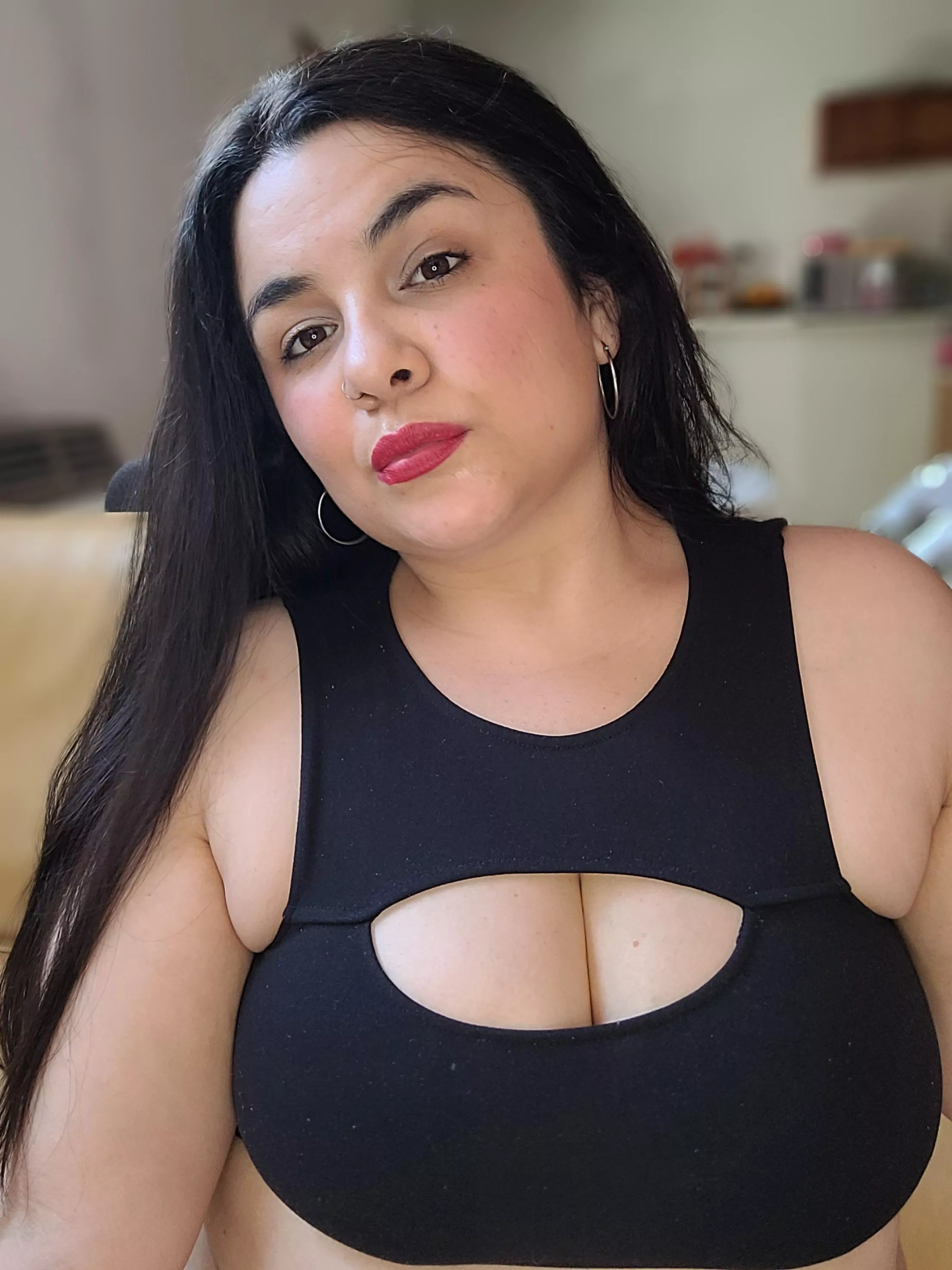 brunette with red lips.  posted by chica1990love