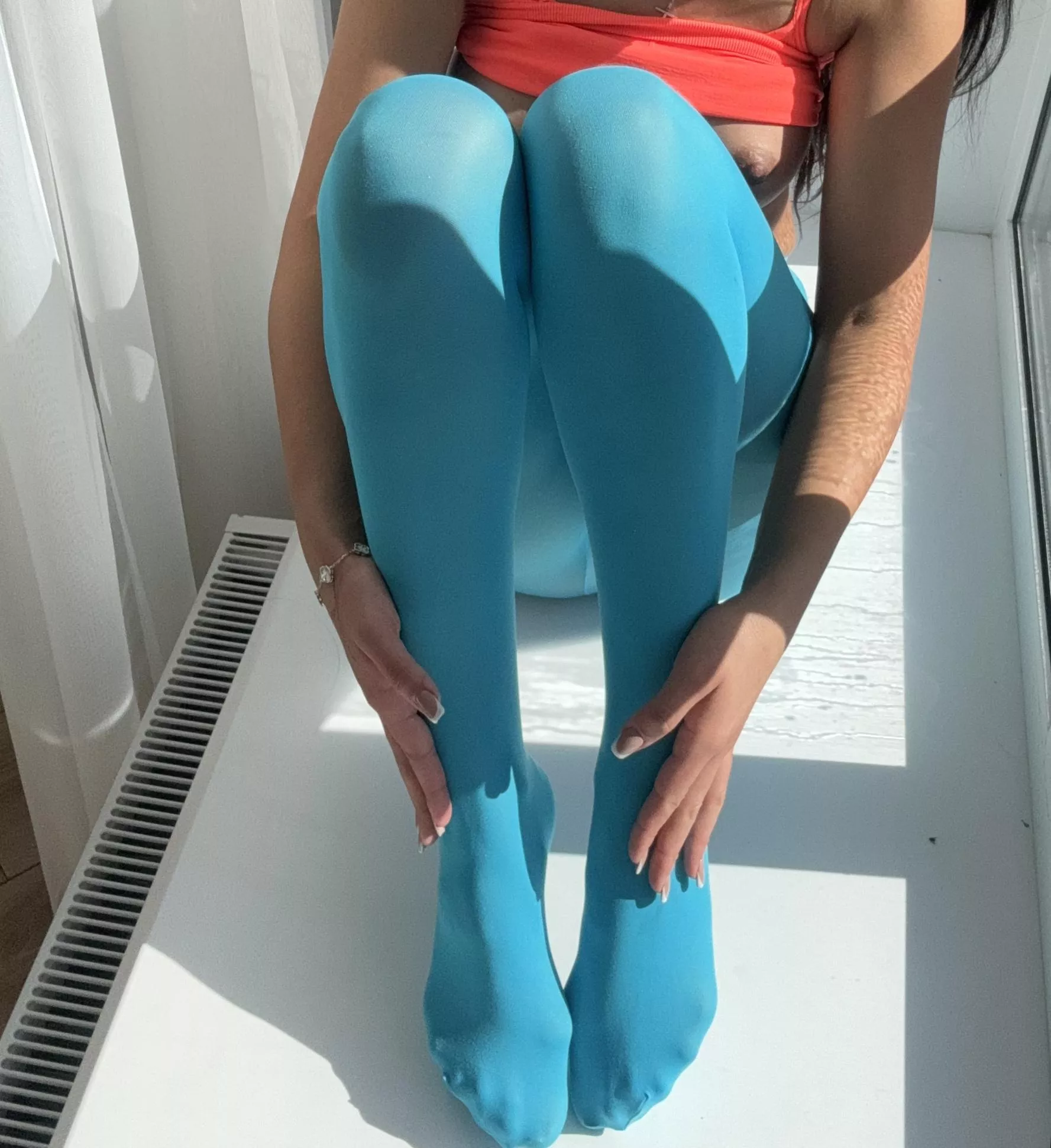 Can blue tights be worn with tights on the naked body posted by AzureFreedom