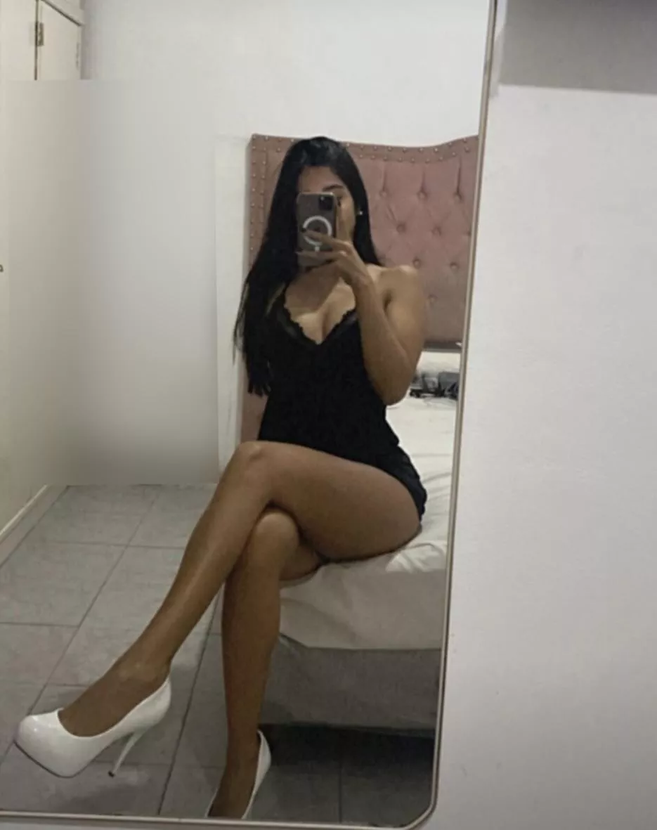 Do you think an empowered goddess like me will give you a minimum of attention? Obey. posted by Martinna_brunette9