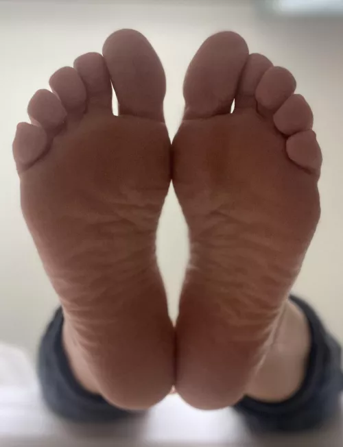 Get under my feet… by diosa_01