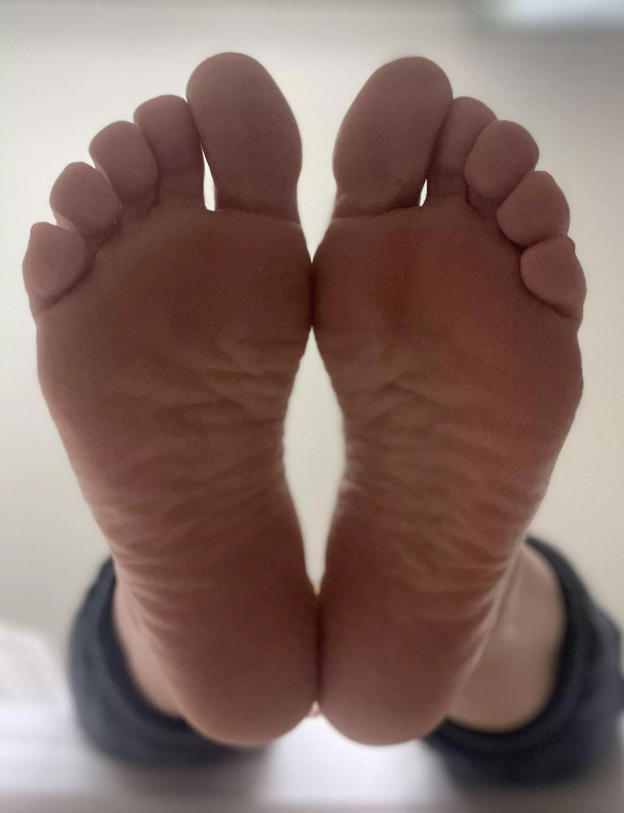 Get under my feet… posted by diosa_01