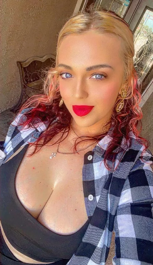 Red lipstick  by rednecktrucker69