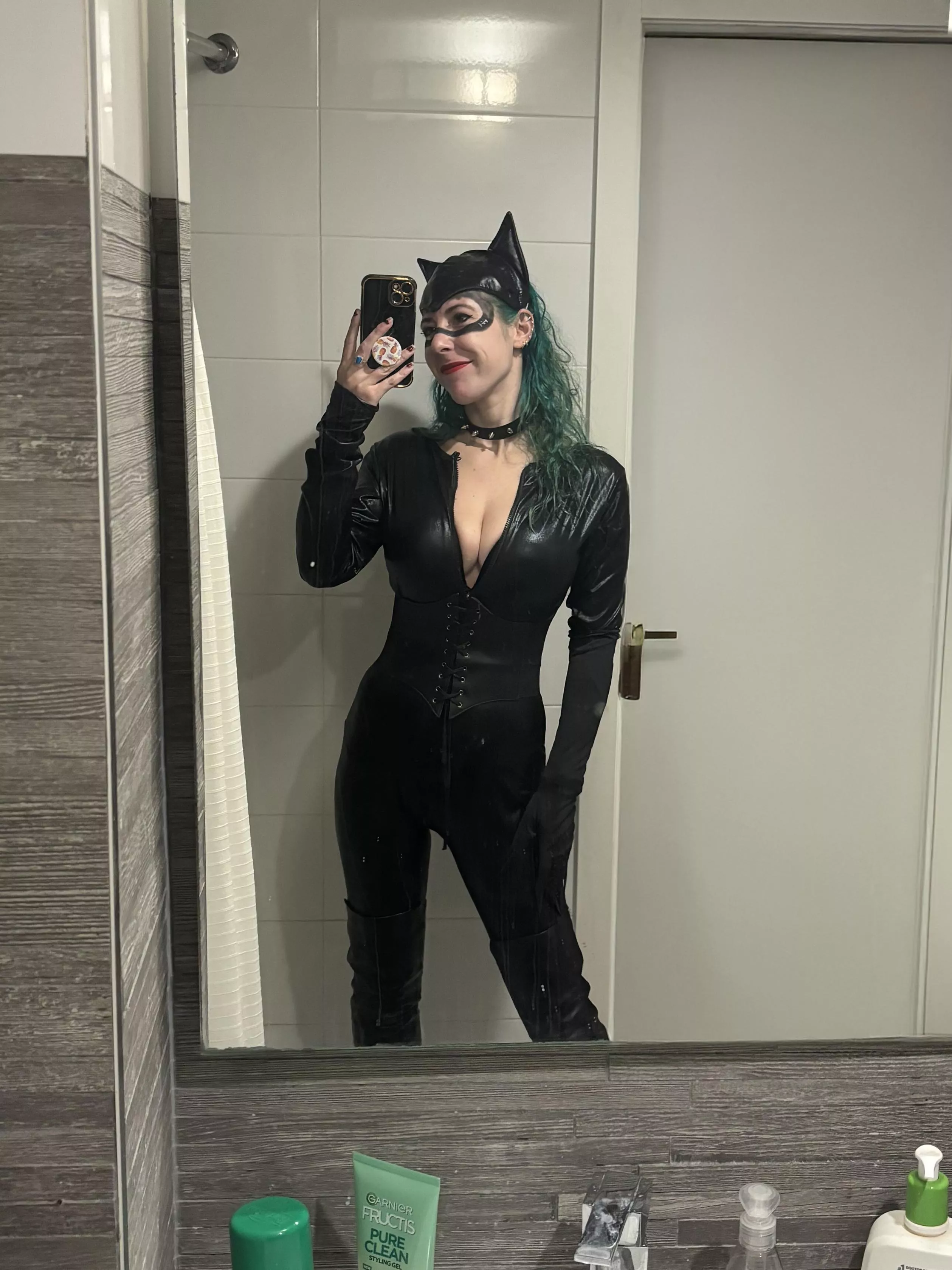 Sexy leather kitty posted by sirenskiss3