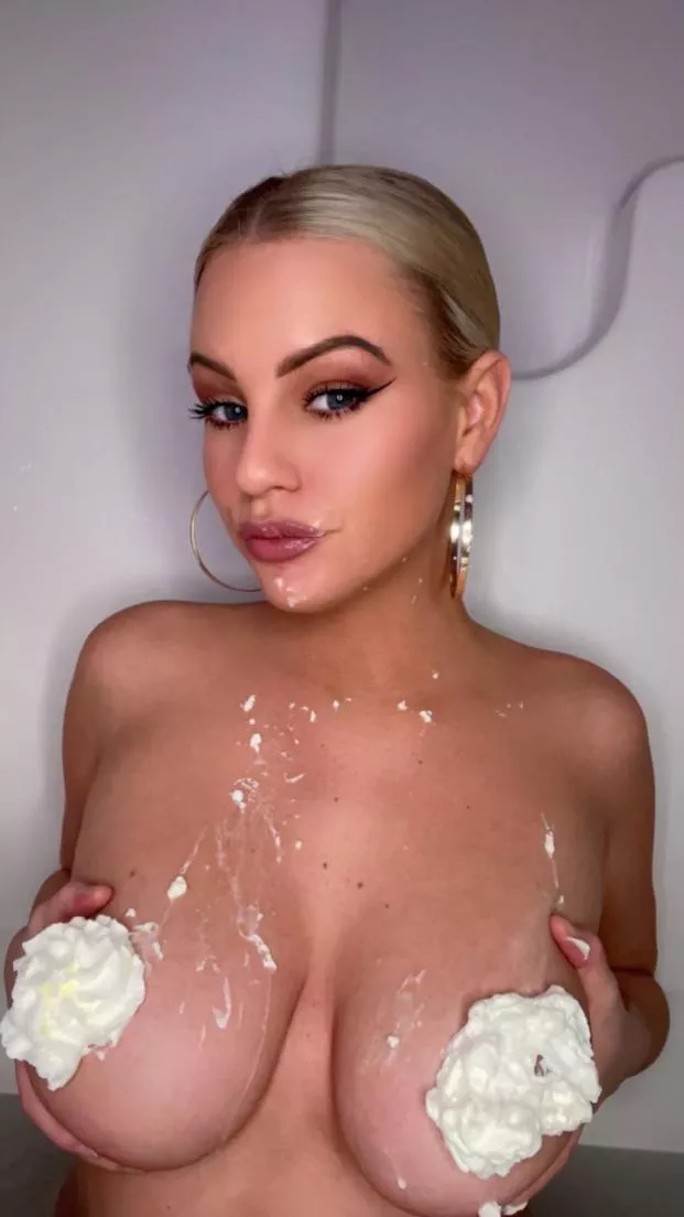 With it being my birthday I figured I’d throw it back to last year 😜😘 (F)  posted by BlondeBimboBae