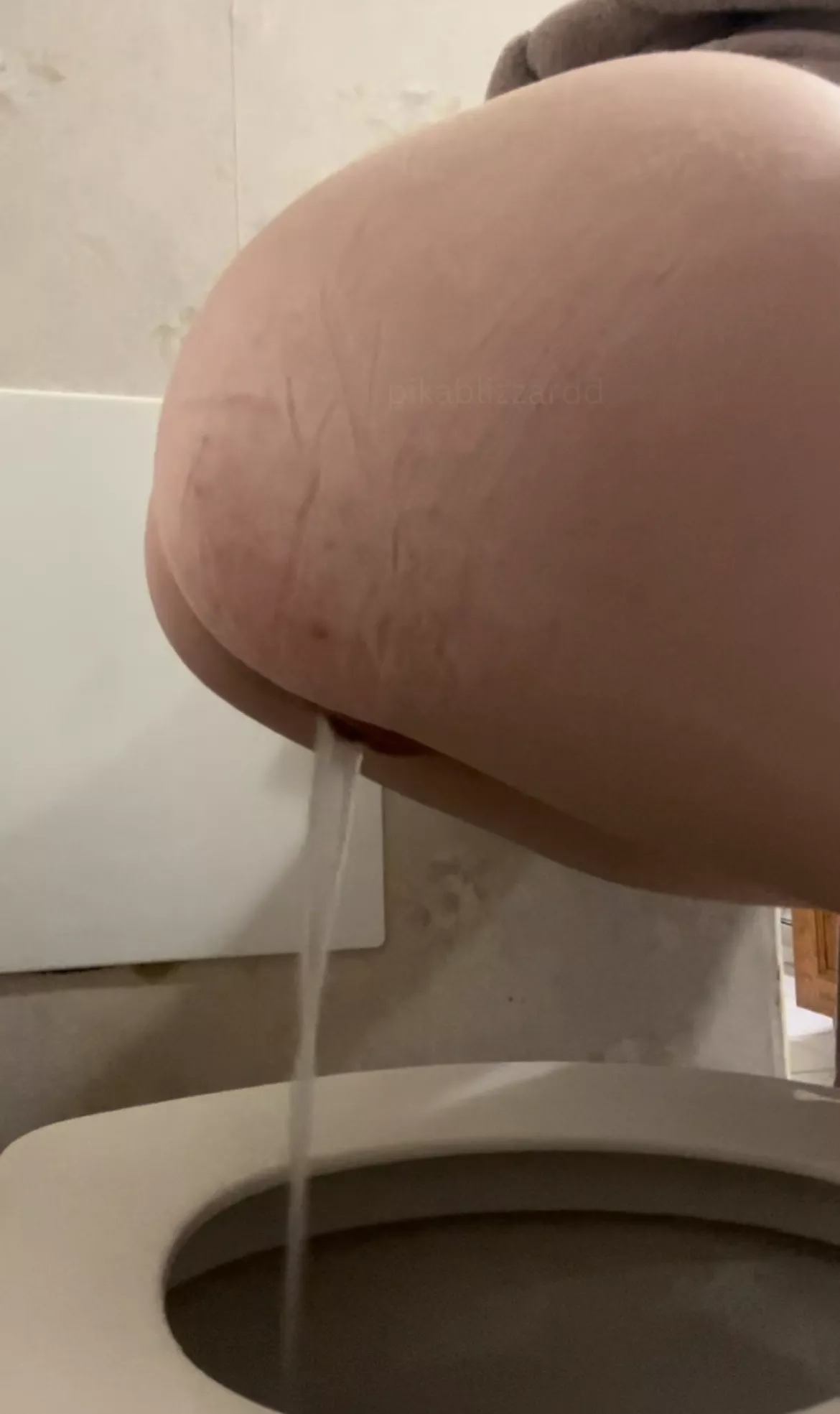 Would you let me pee on you in a restaurant bathroom? posted by pikablizzardd