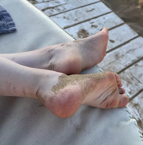 Admit it my cute feet made you hard by Twinkleetwilight