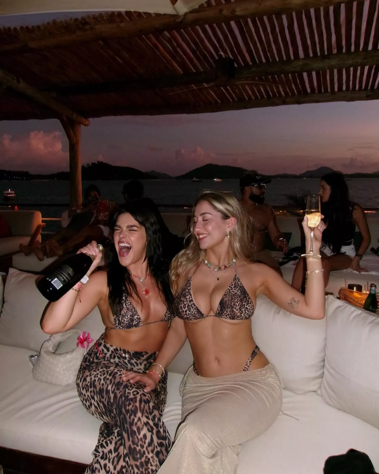 best friends on vacation posted by figurephilosopher