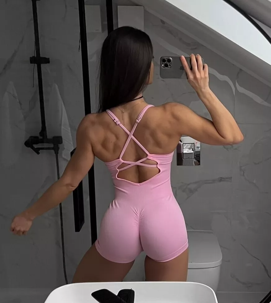 gym time posted by linasphysique_