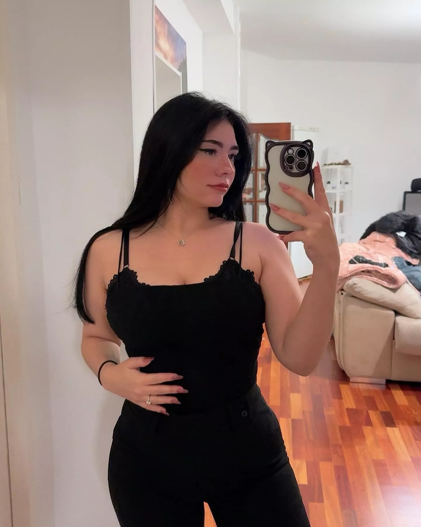 Hello pretty people💦 posted by Classic_Apple_9570