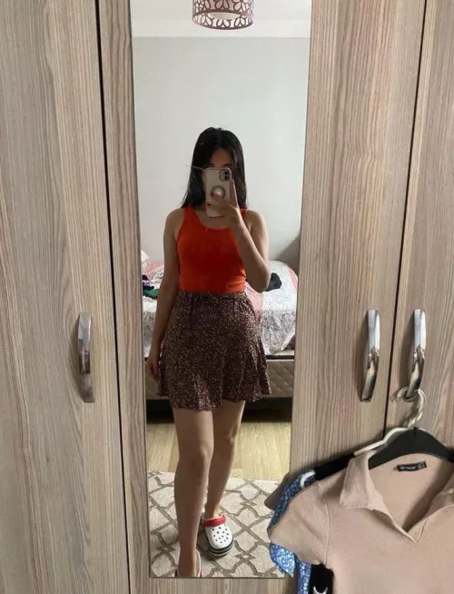 I am 28 bi wife, looking for a gf to sext. My husband can join if asked 😍 dm us 👄 by FensterBiWifeyCouple