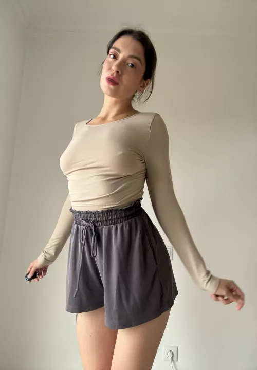 I feel so pretty in this photo by goldennluminous