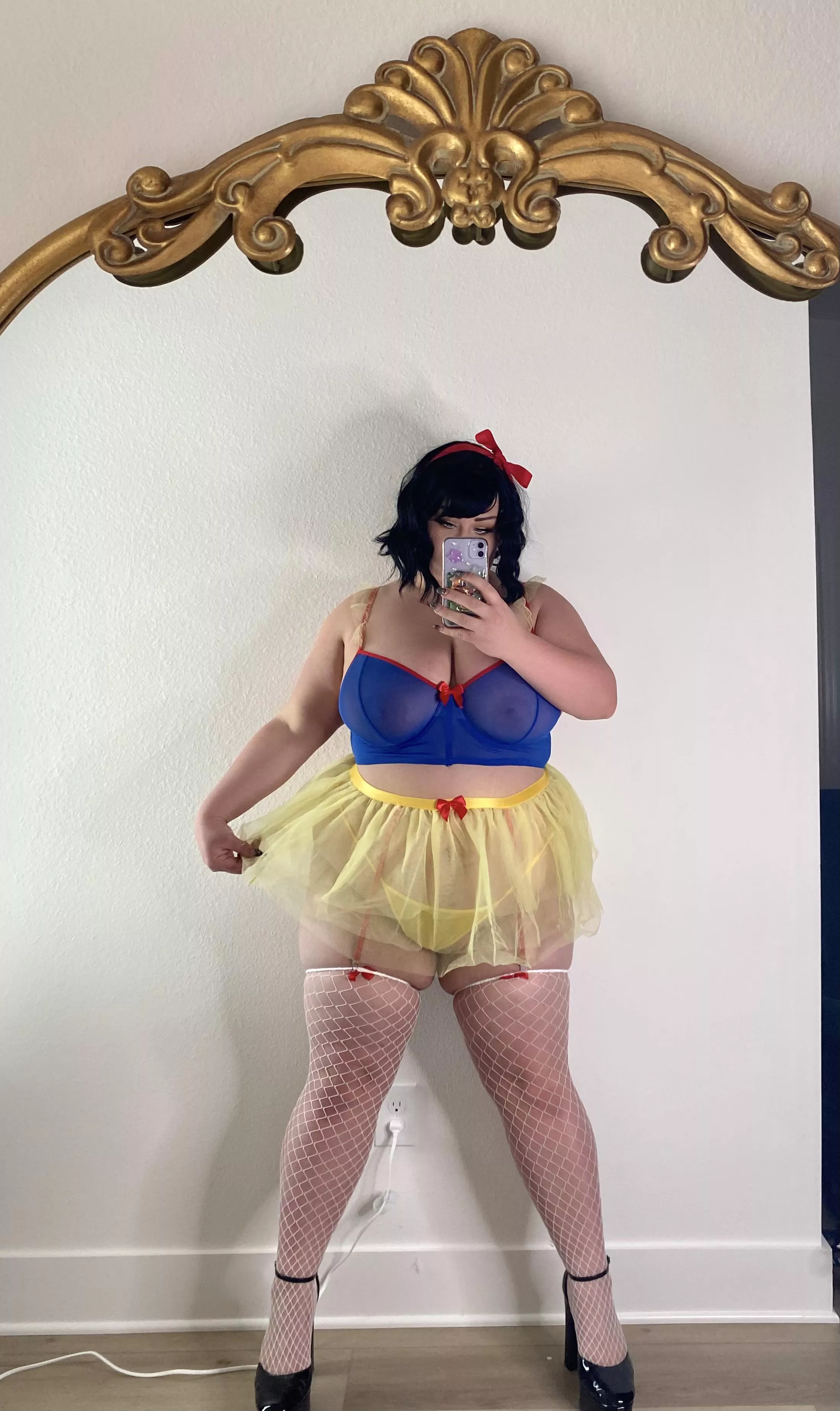 If only I had 7 men to complete this costume! 🍎 posted by Lacey-Summers