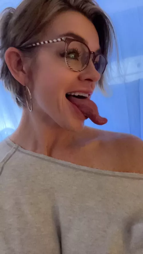 you need to feel the curve don't you by SashaSins555