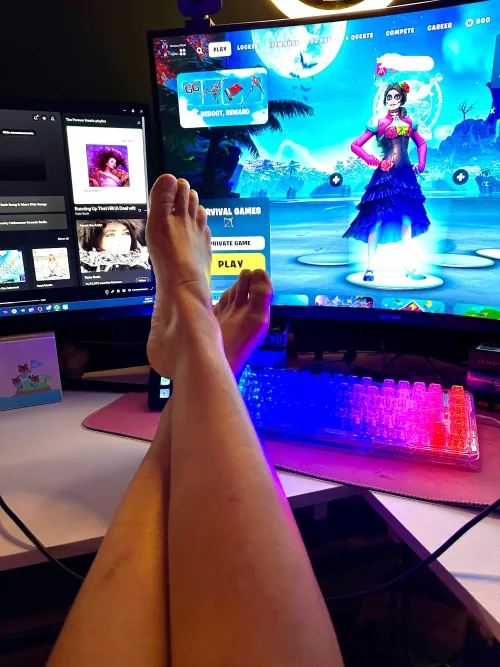 Cum on my feet daddy? by pumpkinjoy31