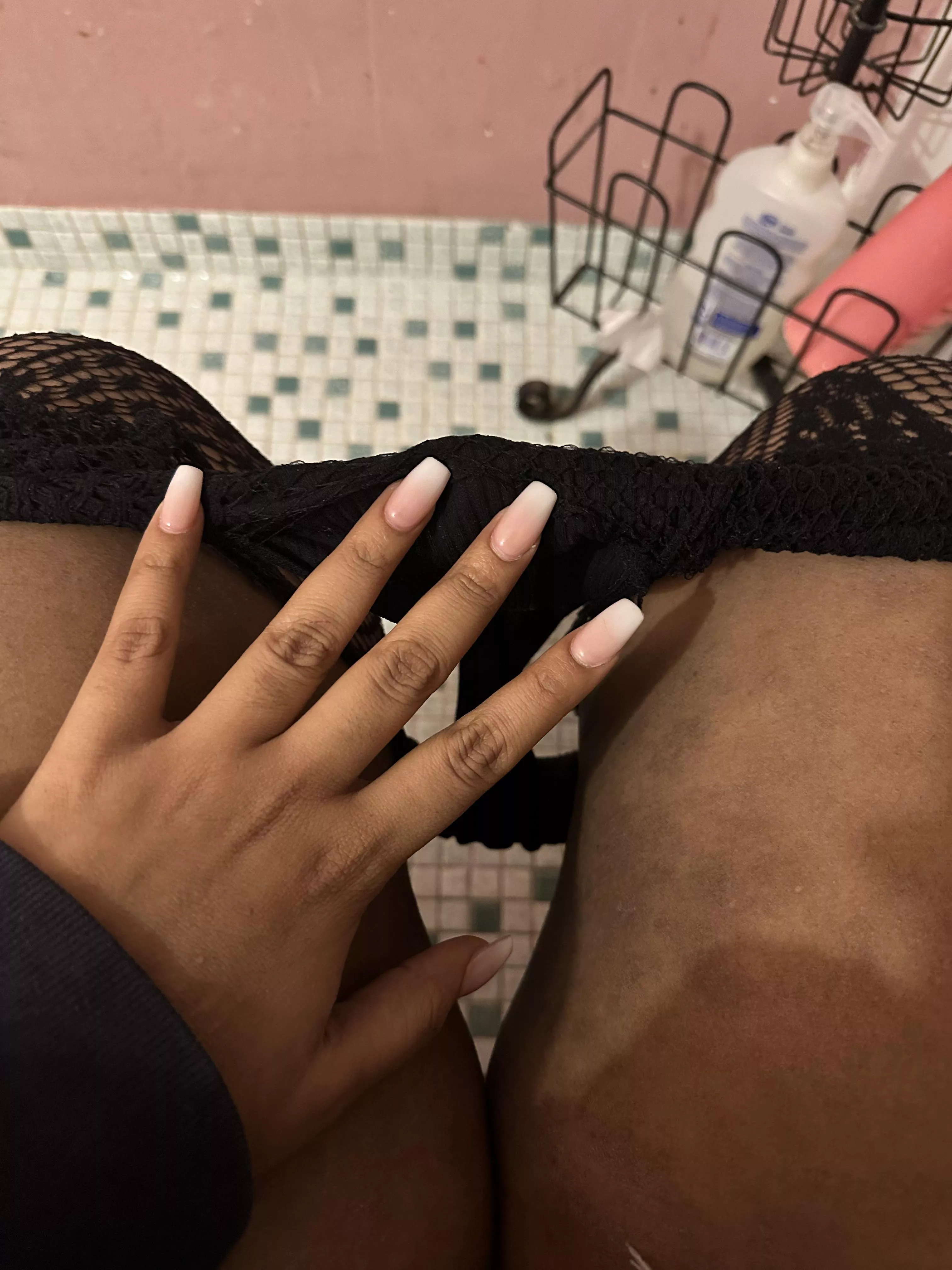 fresh claws & fresh stockings 😍🫧 posted by hennessy_hunny