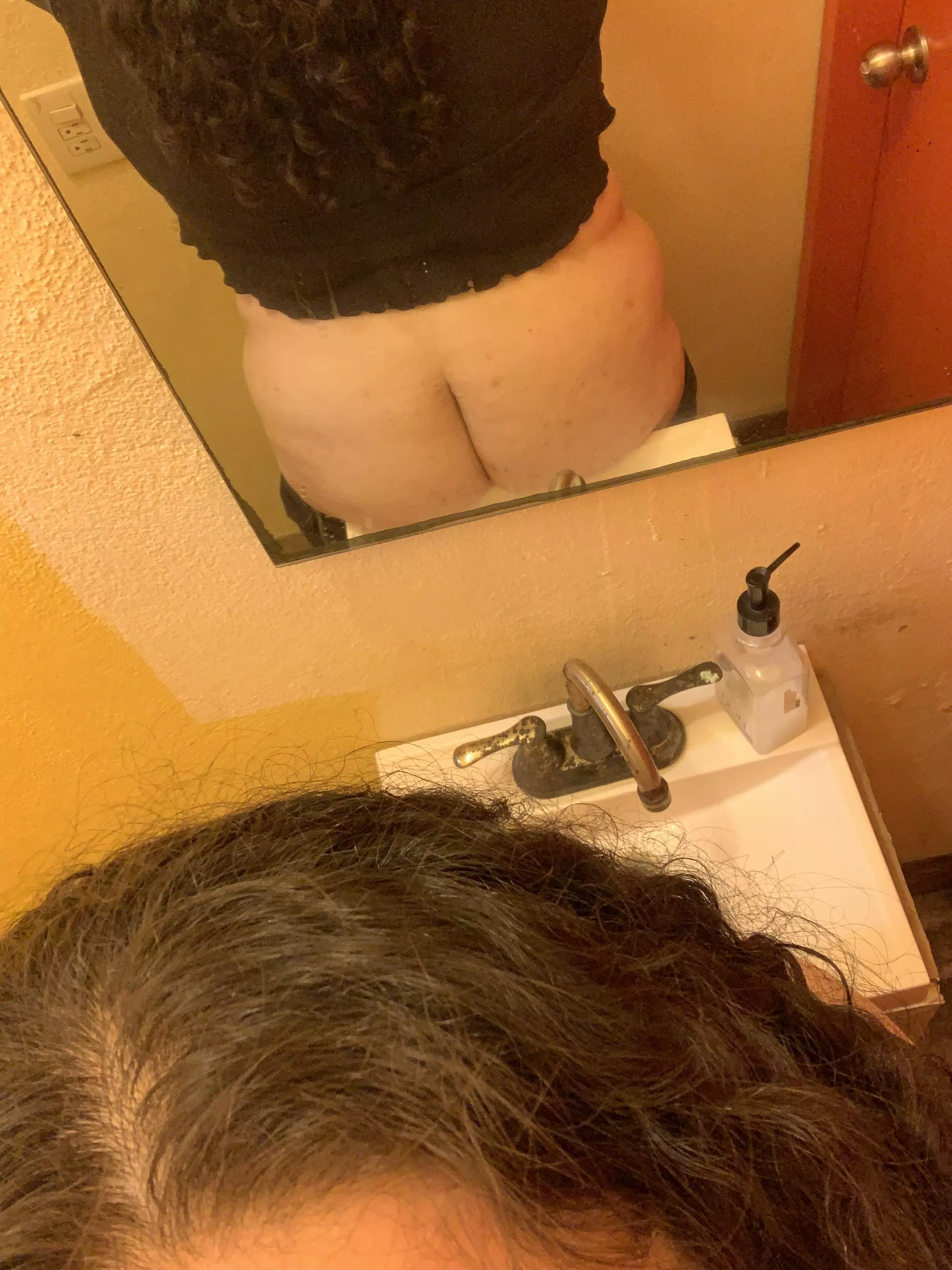 Mirror ass 🔥 posted by CurvesOfGem