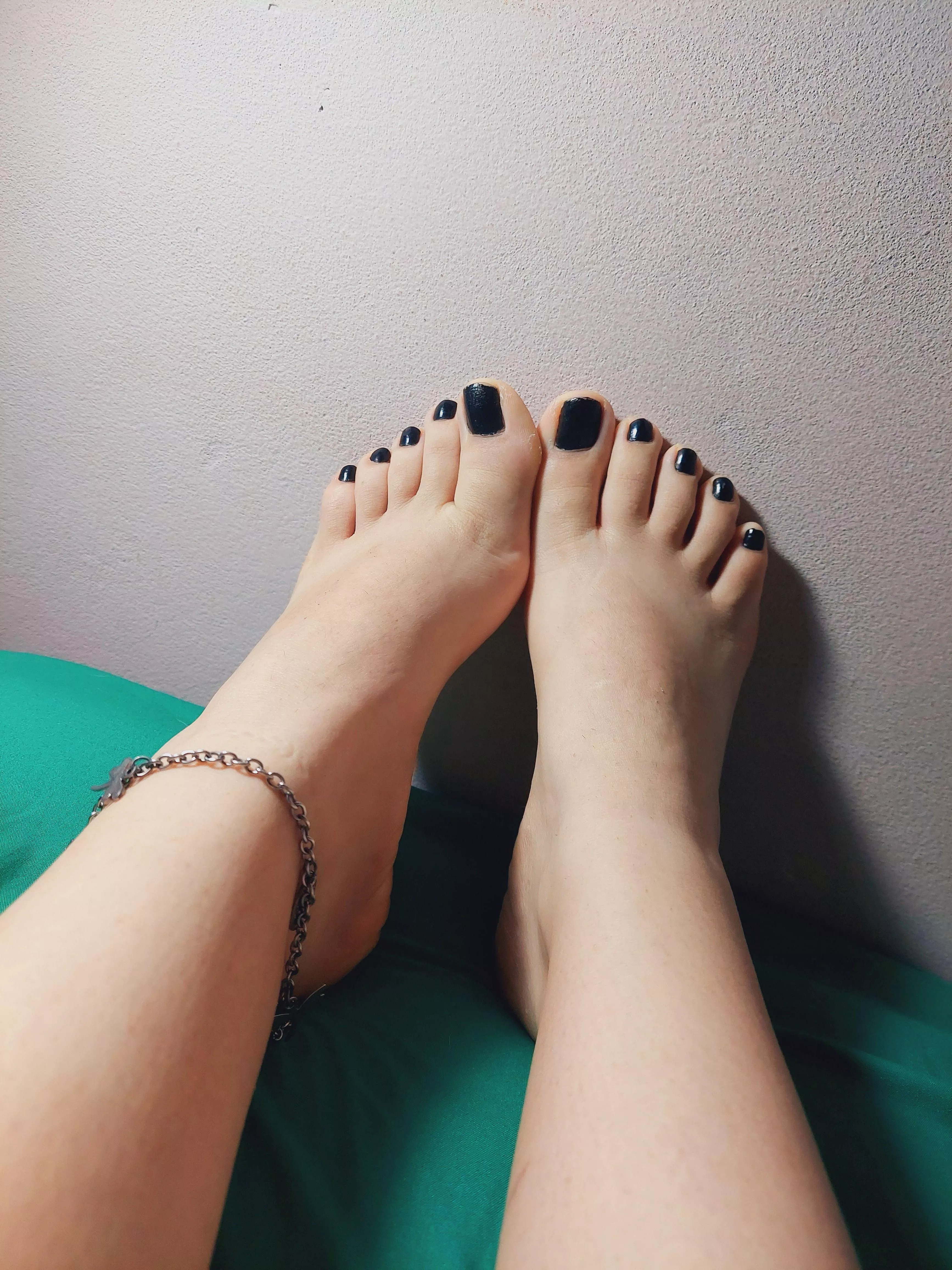 My feet need your attention today posted by barbielatin4