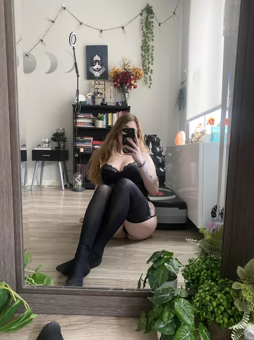 My legs are one of my most favorite things about me!  by lasciviouslace