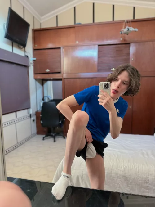 Showing my bulge after a sweaty day at the gym. Would you kiss it? by Kevingoodboytwink