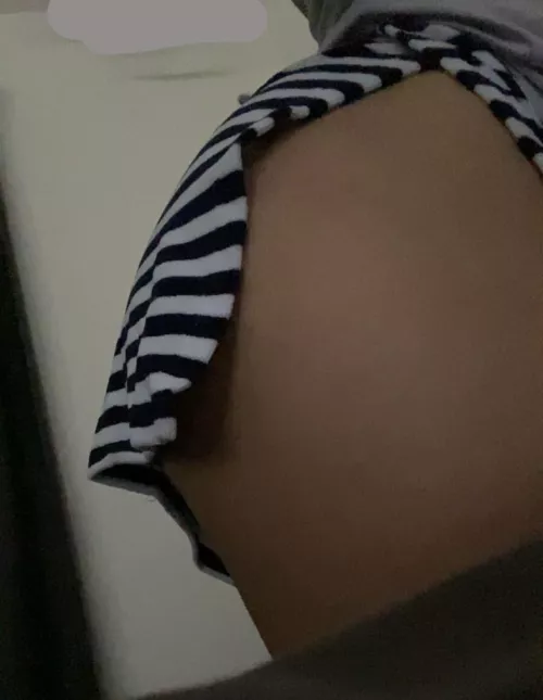 Tu fais quoi si t'es en train de jouer aux jeux vidéos avec mon frère et tu me vois me ballader comme ça..? by PrettyLilWaist