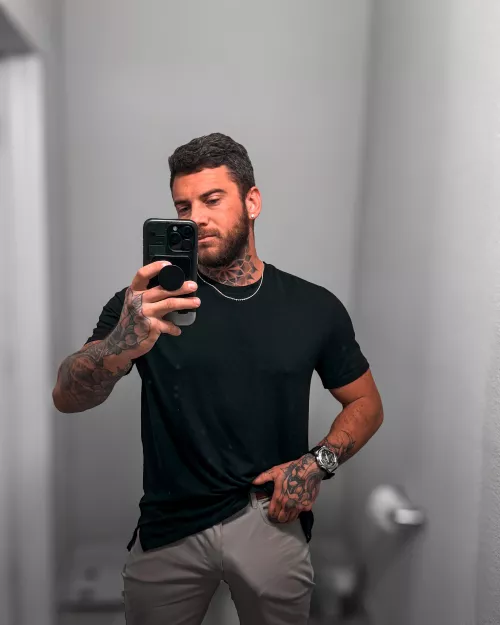 Bulging out at work lol by Buzzzz_Softt