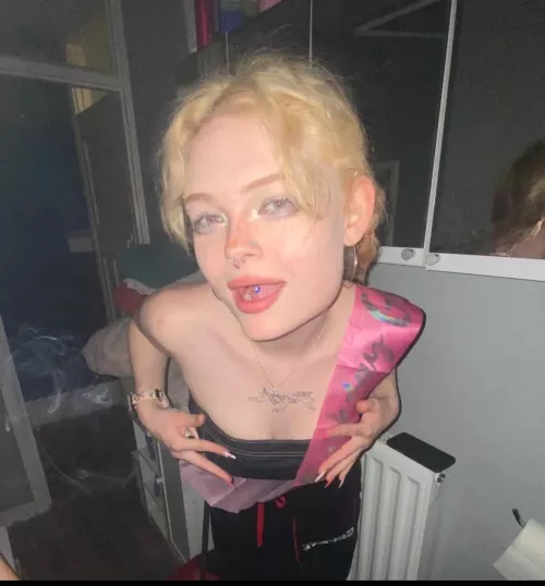 Come serve me like the worthless little mutt you are. 21yo British queen 🇬🇧❤️ by goddesscee333