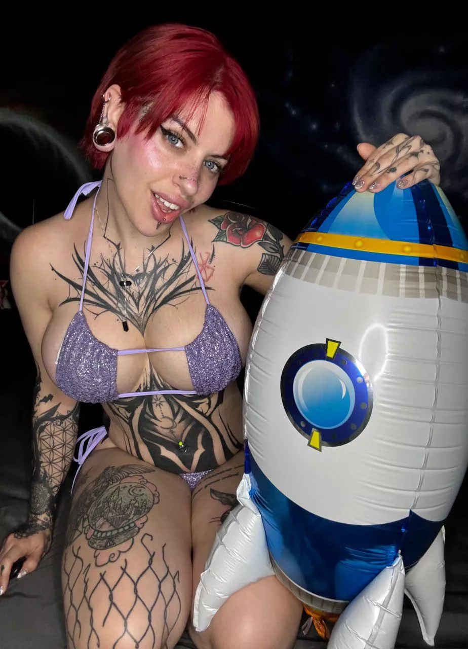 here’s ur sign to enjoy a tattooed redhead alien all night long posted by Hottiexhoneyyy