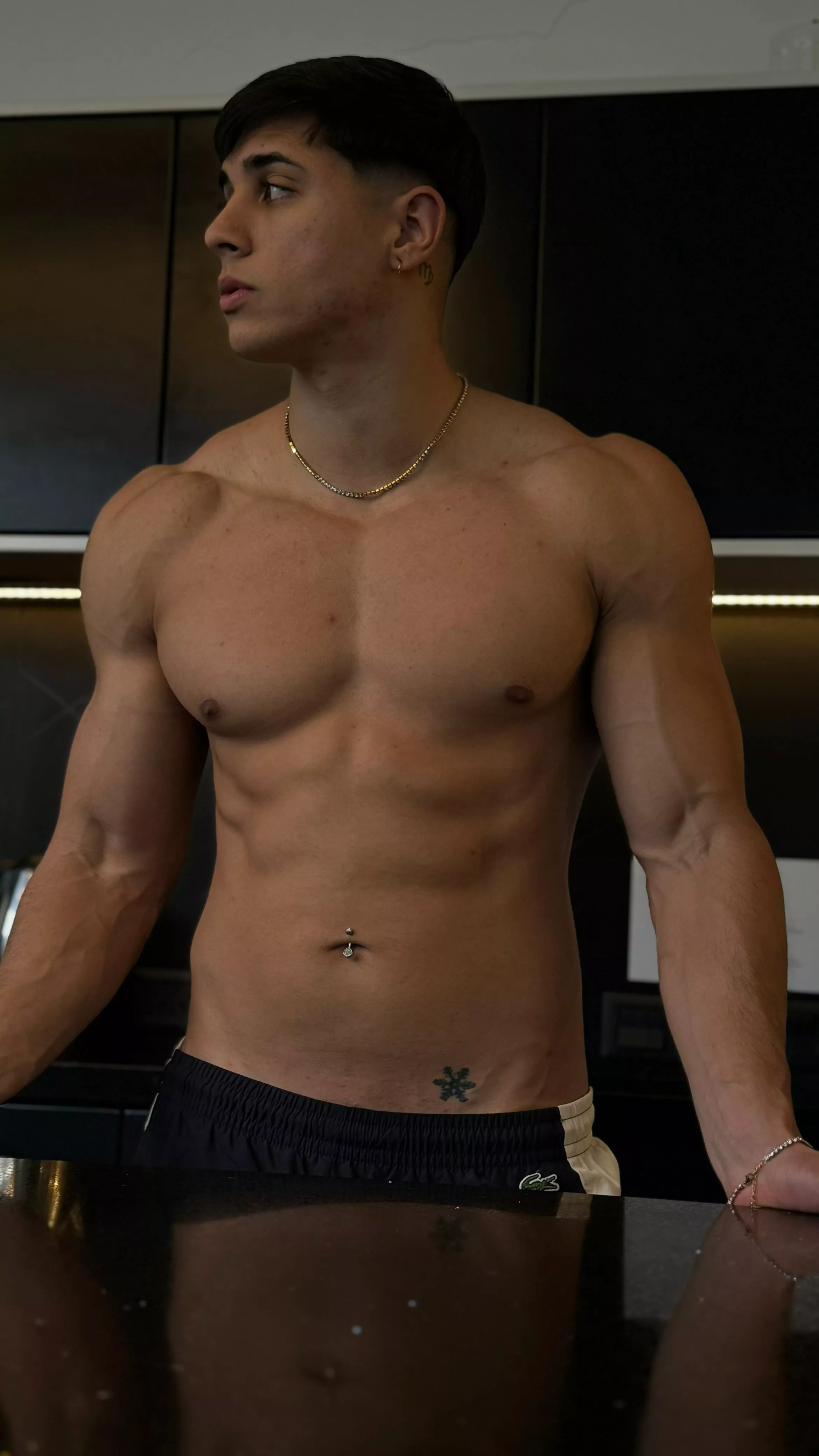 I need to get a little tan😏 posted by leovipmodel