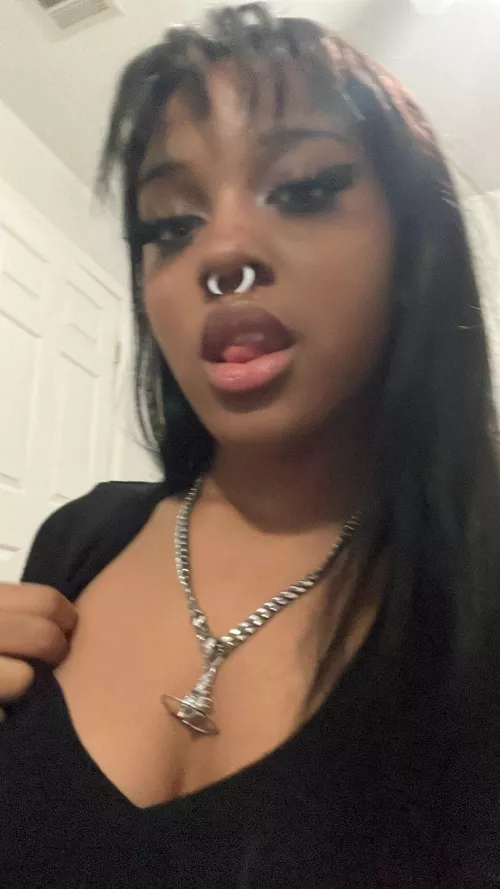 i promise your money looks better on me 🖤 by simp444scarlett