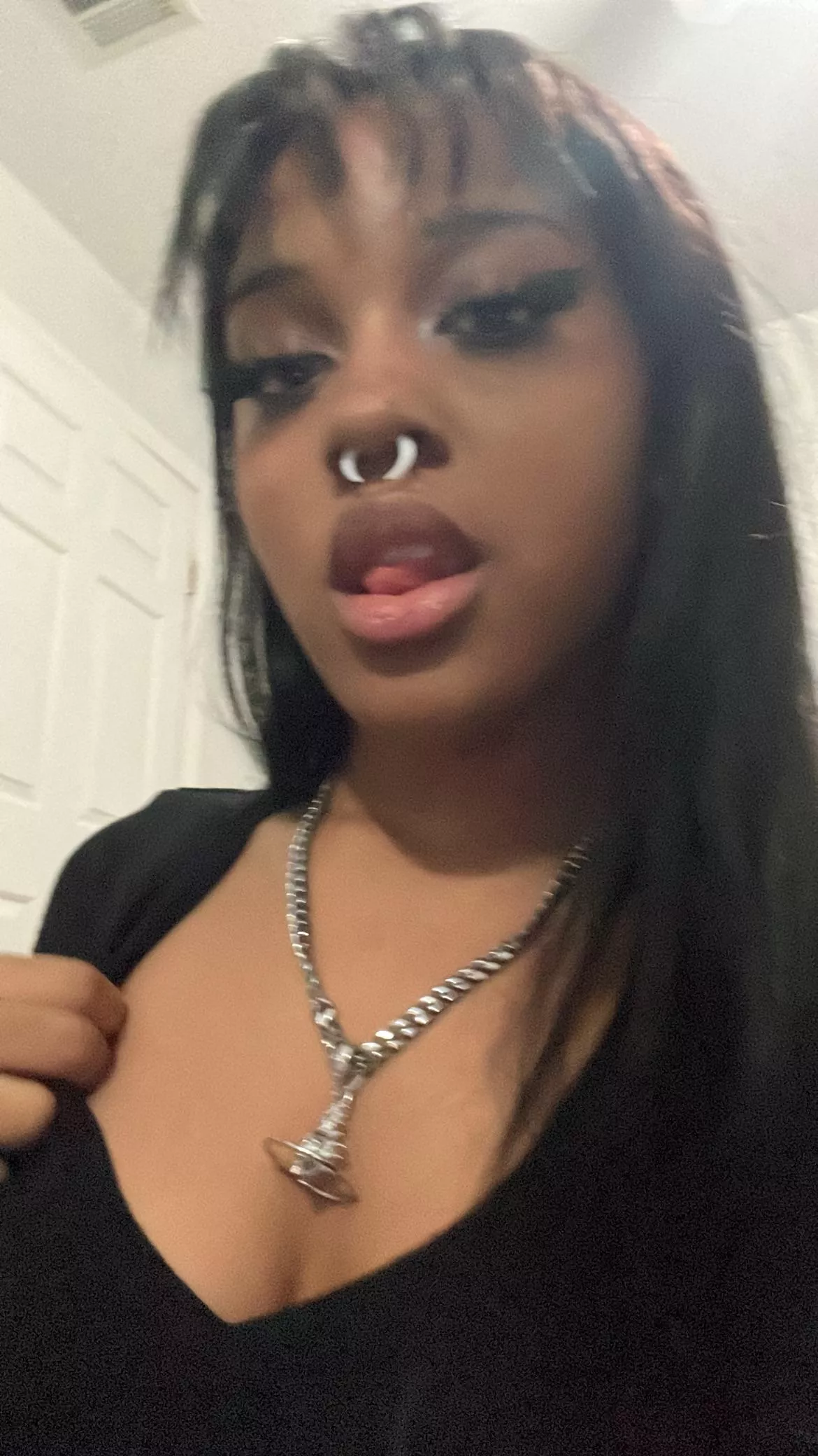 i promise your money looks better on me 🖤 posted by simp444scarlett