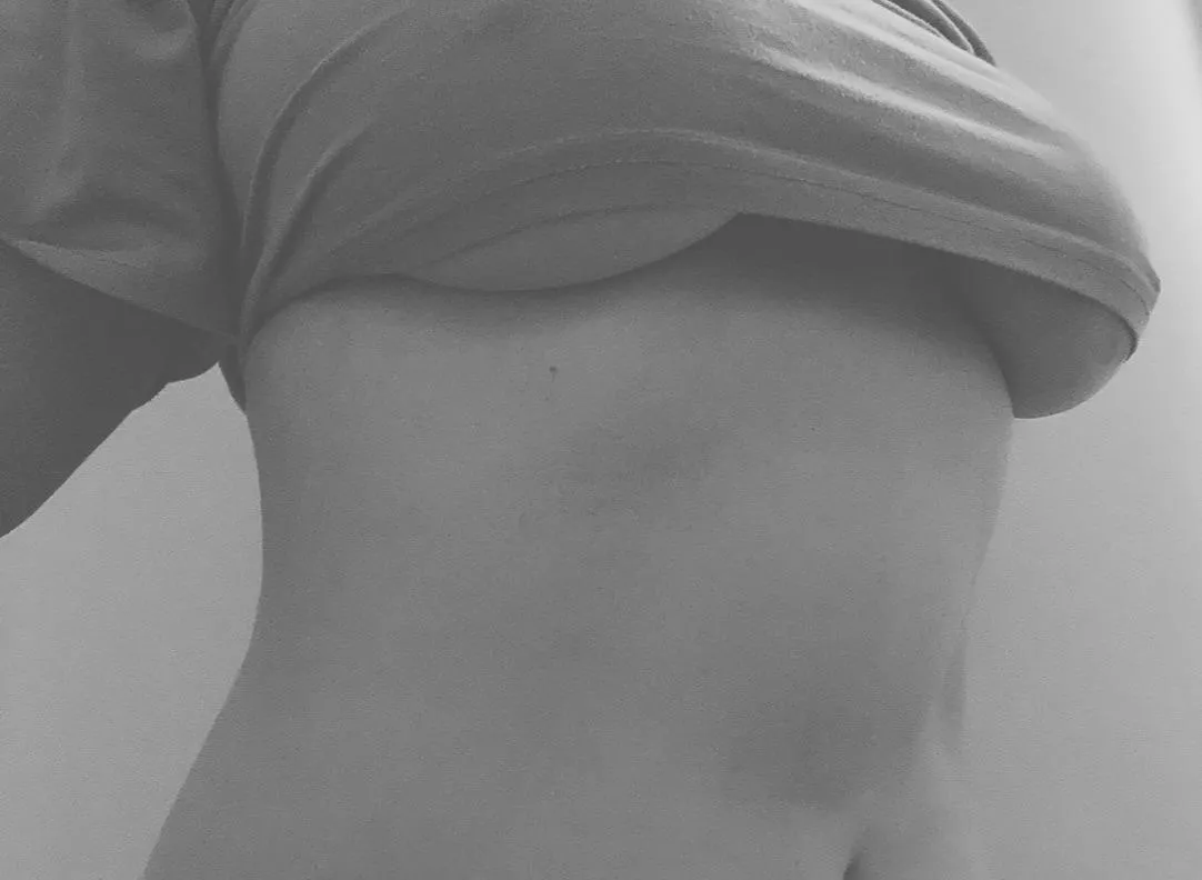 just a lil something before I get back to cleaning  posted by thickthighsnblueyes