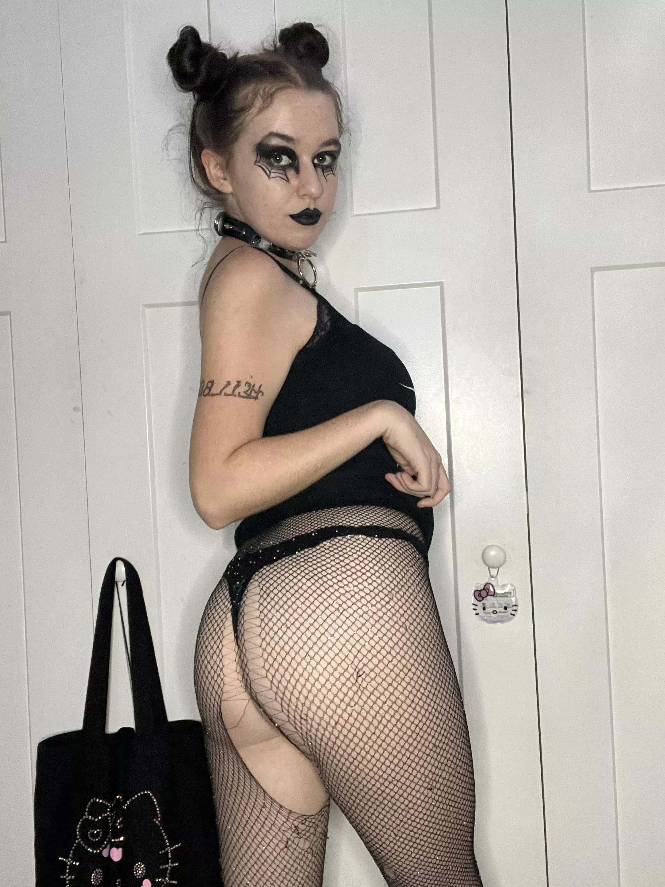 Need a goth bf to match my freak 😈🖤 posted by gothfeminine