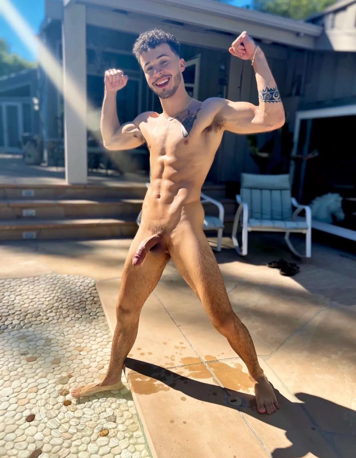 Sun’s out, guns out, and gooned out…hope I’m smooth enough to be a twunk lol posted by ApolloBanks