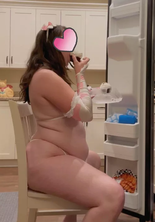 Walking back and forth to the fridge was becoming a task, so I pulled up a chair to snack on some ice cream cupcakes 🐮💖 by cutielapin