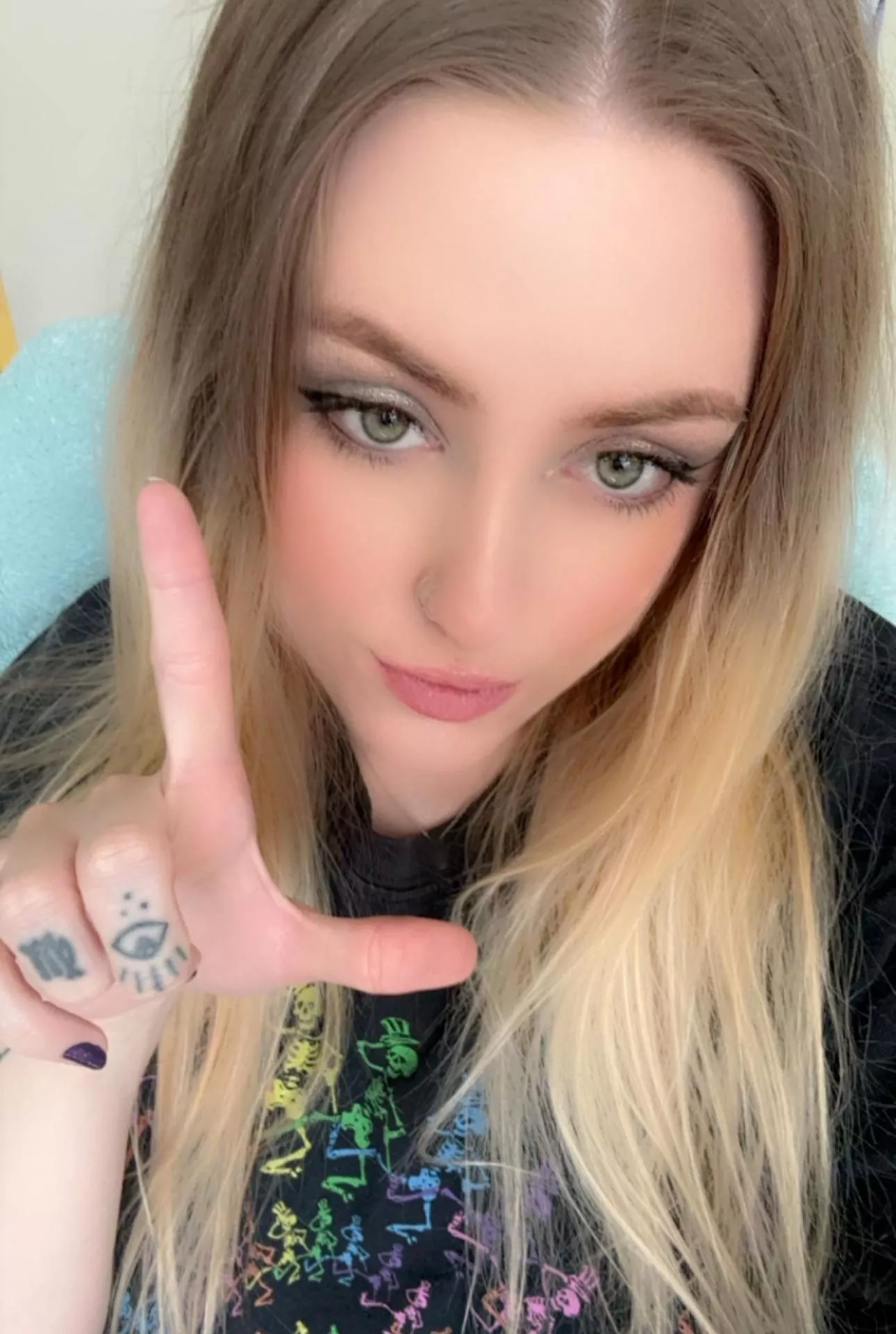 you love relapsing for pretty little blondes like me posted by daisyjade333