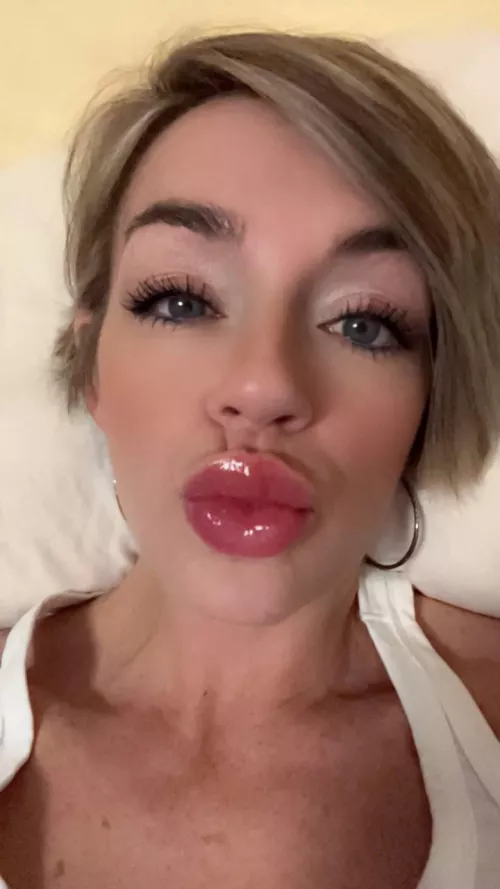 younger guys am I cute by SashaSins555