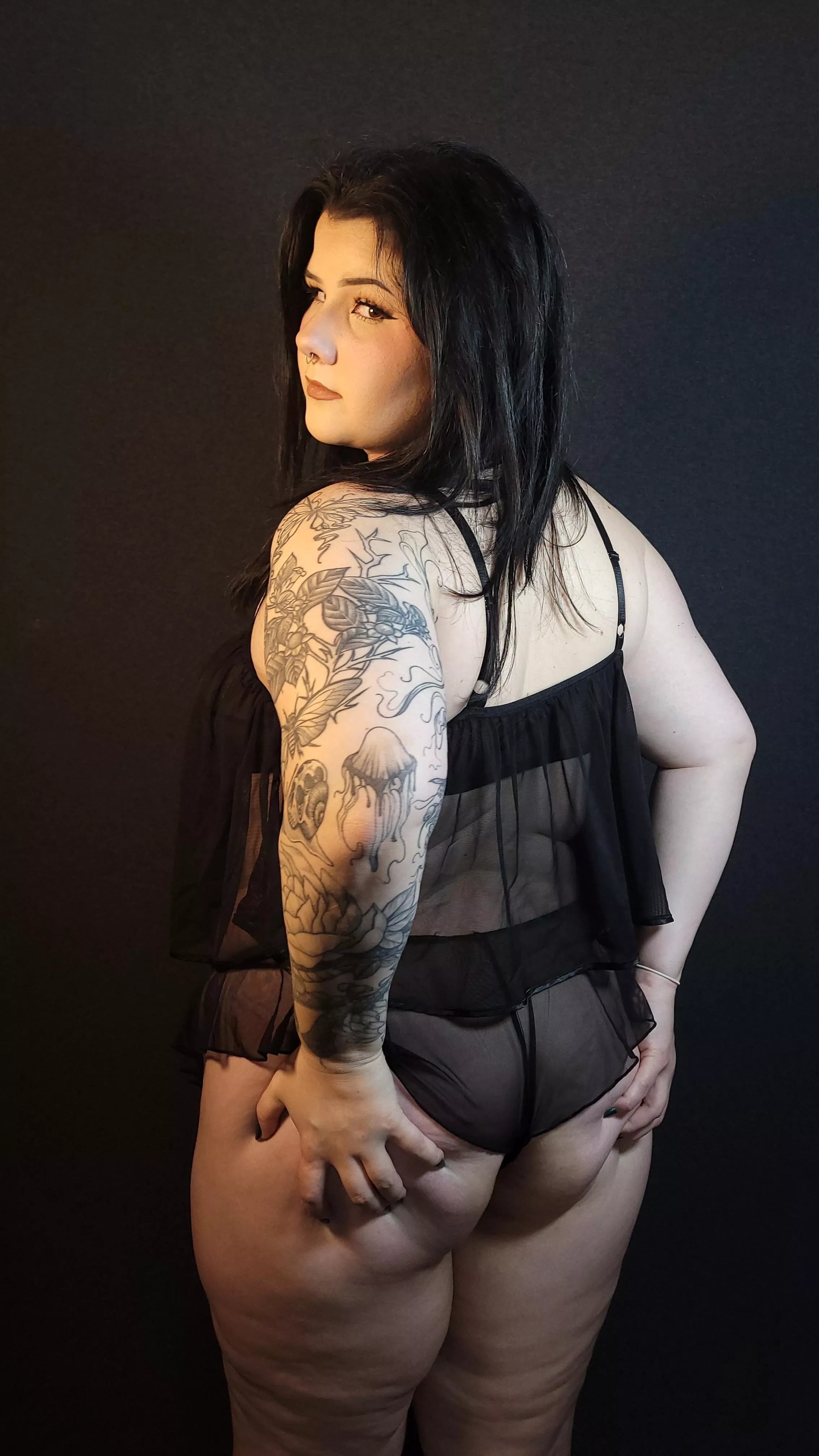 Your new fav goth PAWG, ready to make you cum ;) posted by vivianluvsyou