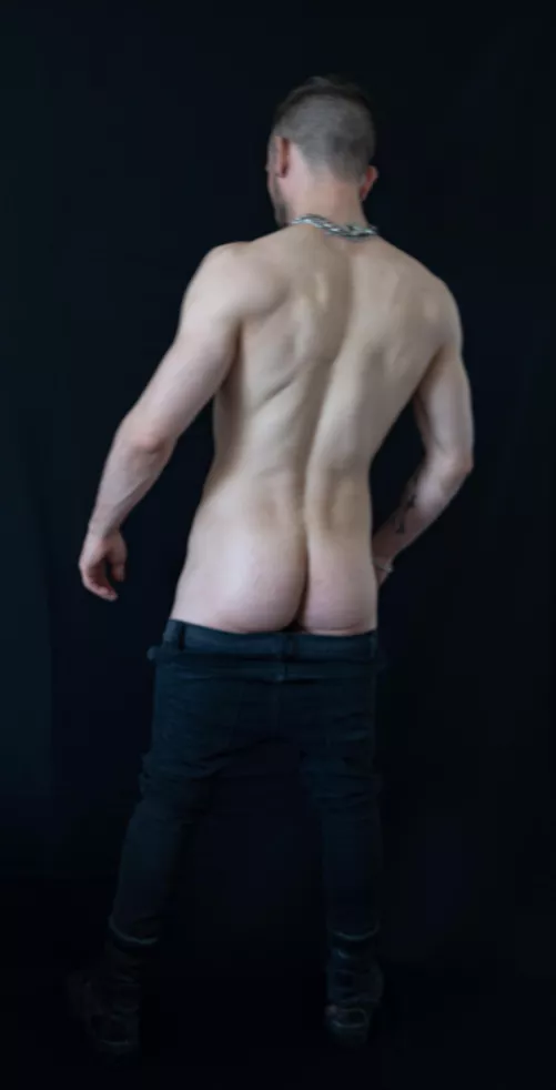 Age [28] WHO WANTS TO WORSHIP MY MACHO ALPHA ASS? by Roderick44