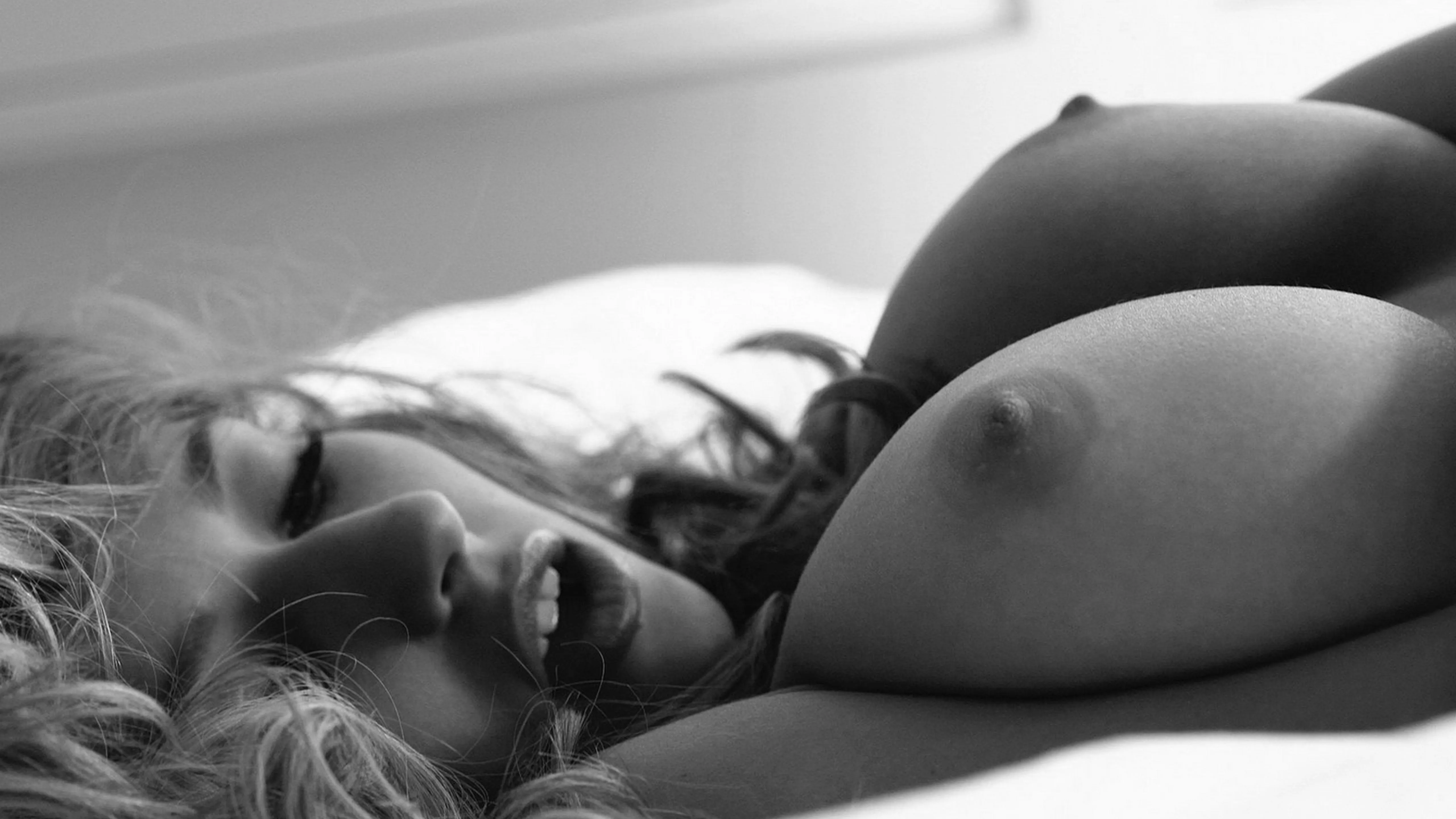 Blonde & Boobs 5120x2880 posted by ExpandMyMinds