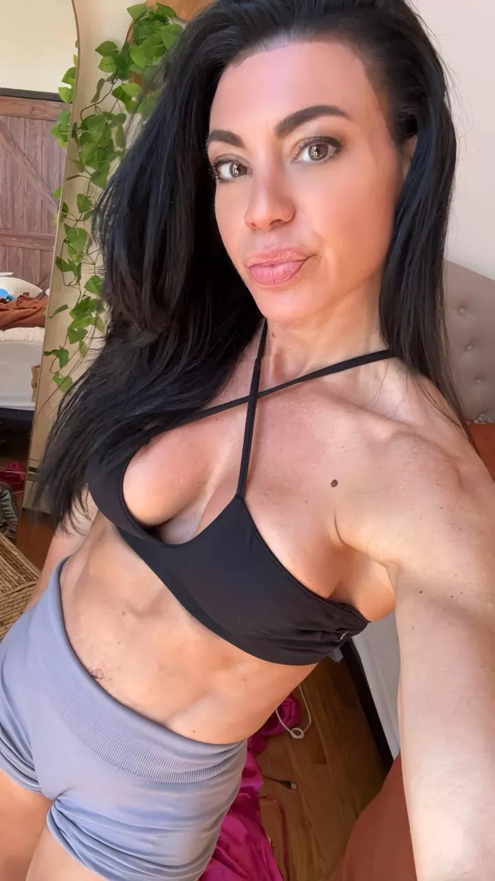 Do you like my gym fit?
 posted by elenafox_thefit