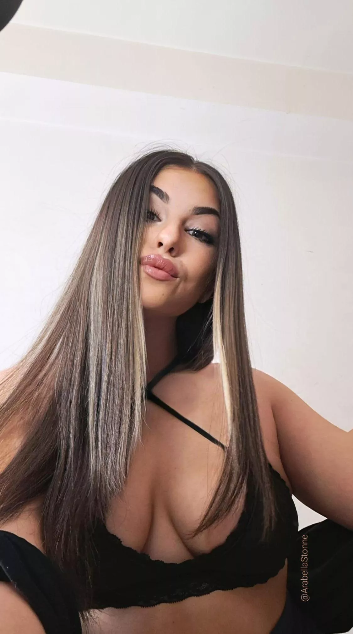 I'll let you be my personal wallet tonight🐖💸 posted by ArabellaStonne