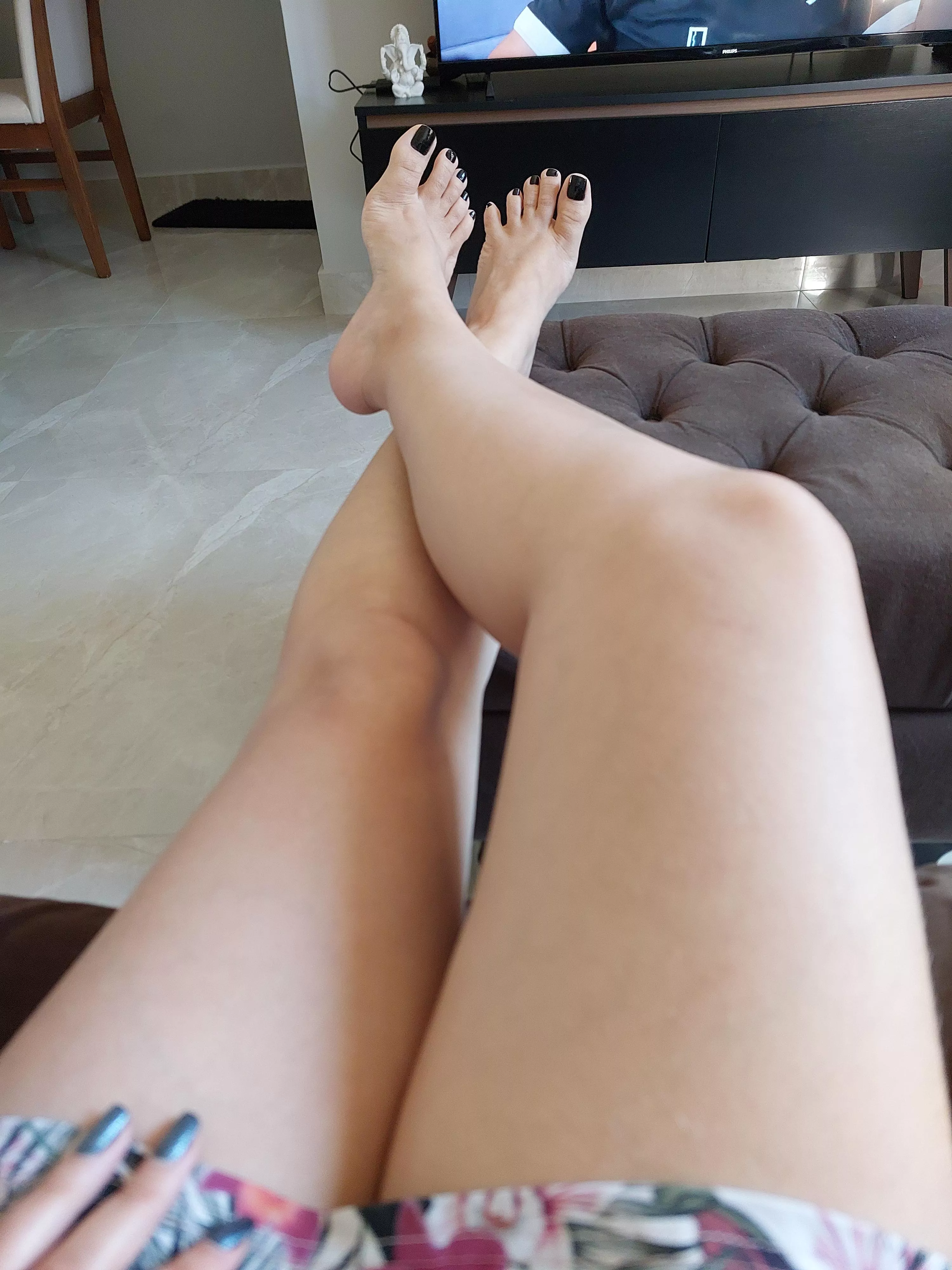 Suck my toes and kiss my legs  posted by Isiscristine