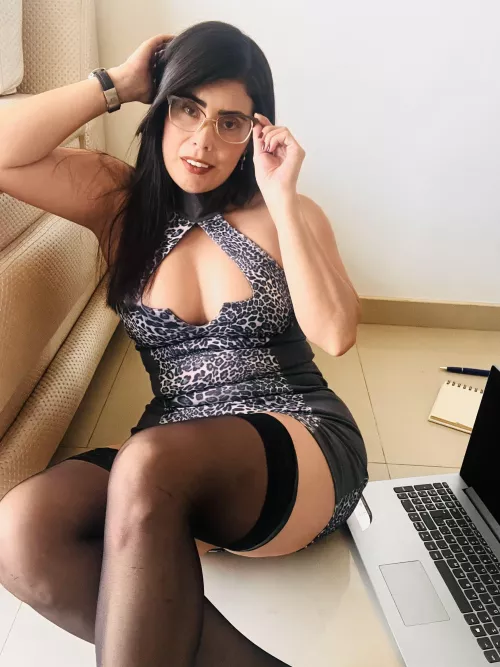 Am I in an inappropriate position at work? by biancasoffice