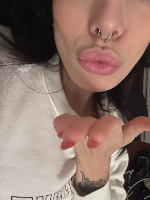 Blowing kisses your way, who wants to join in on the fun? 23f by queenie_ivy