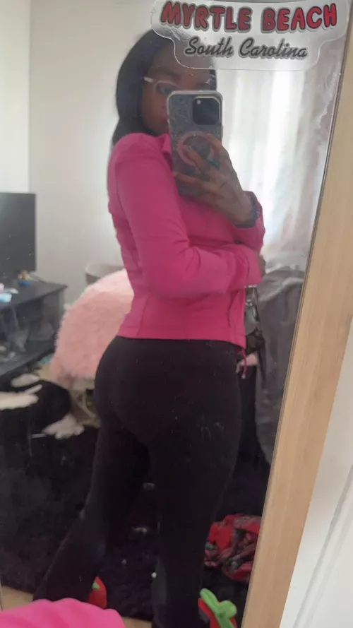 Booty in this gym outfit tho✌🏾🍑 by AdLumpy7711