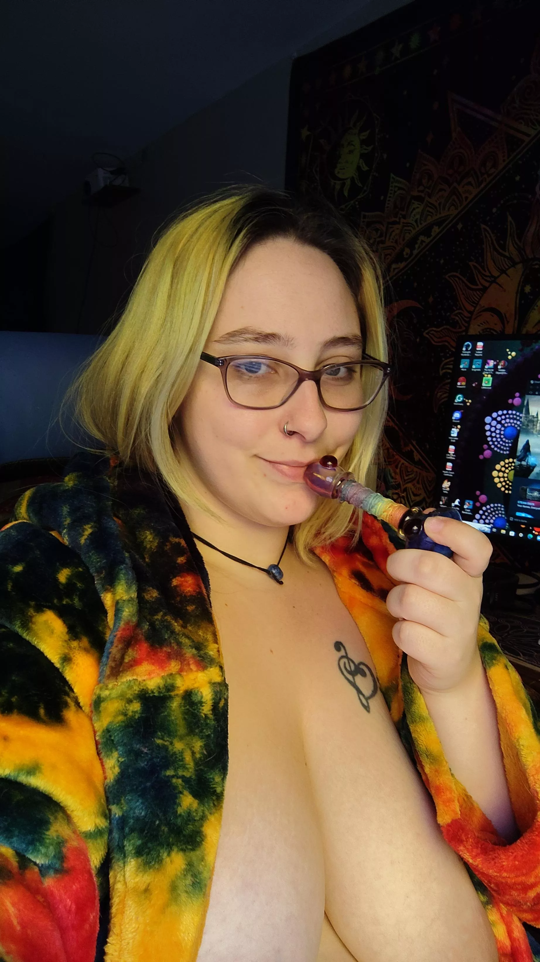 Come smoke a bowl and play with me 🥺 posted by GothicGhostGirlie