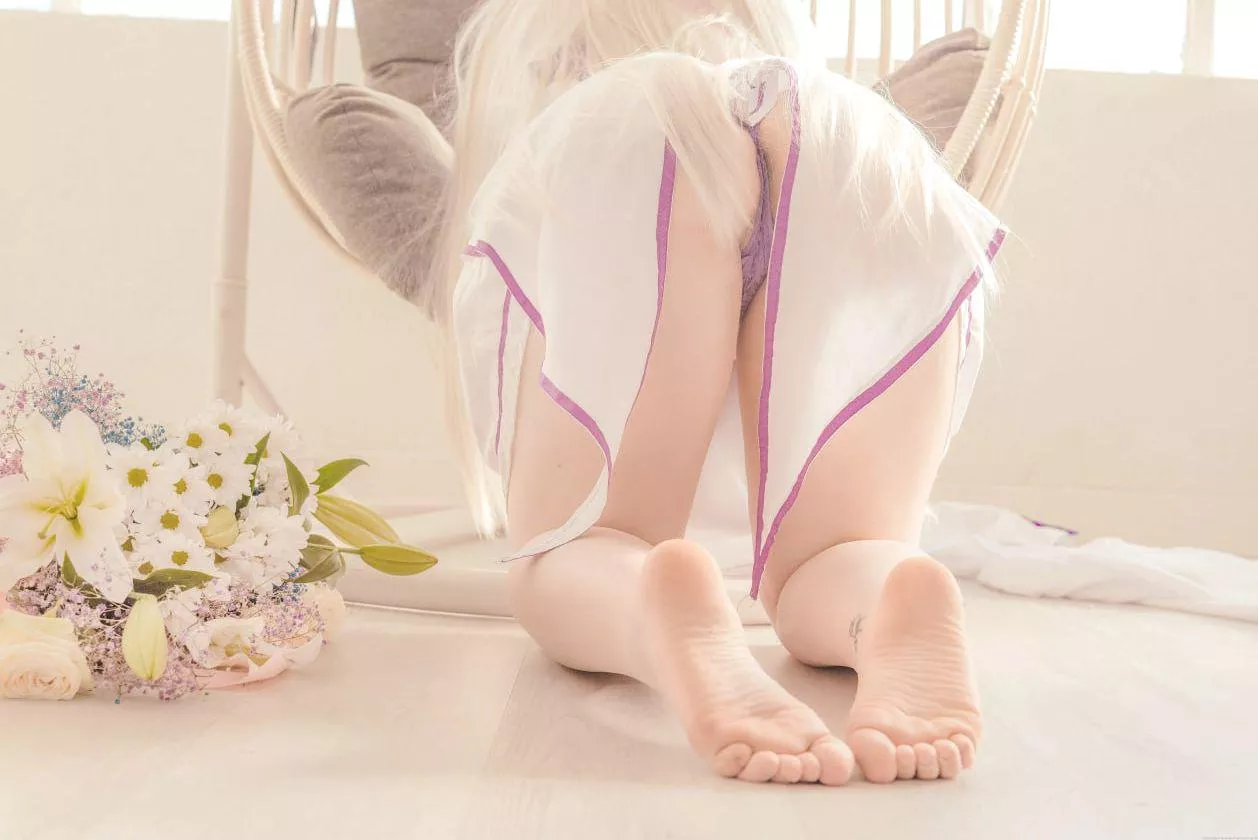 Emilia cosplay by (Kuroitsune)  posted by Kuroxkitsune